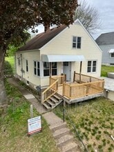 Building Photo - 915 Pleasant St