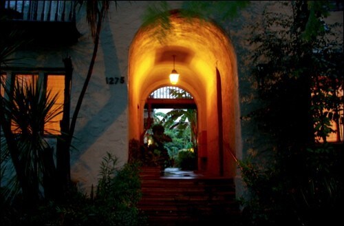 Foto del edificio - 1275 N Hayworth Ave