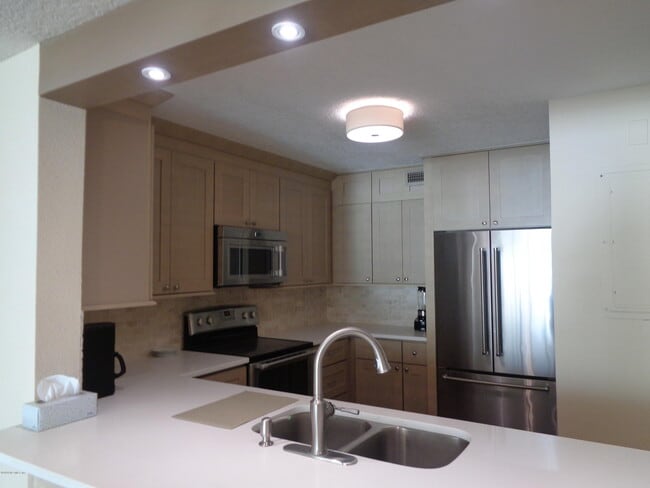 Building Photo - 2100 Ocean Dr S