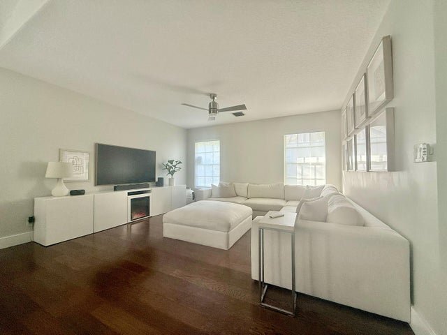 Foto del edificio - 1774 Primrose Ln