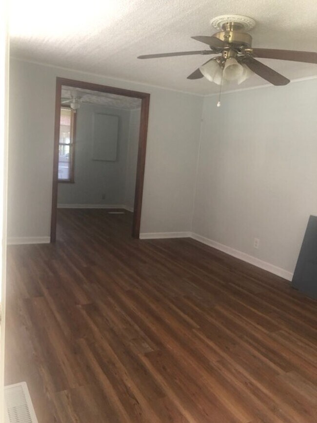 Building Photo - 2 Bedroom 1 Bath House