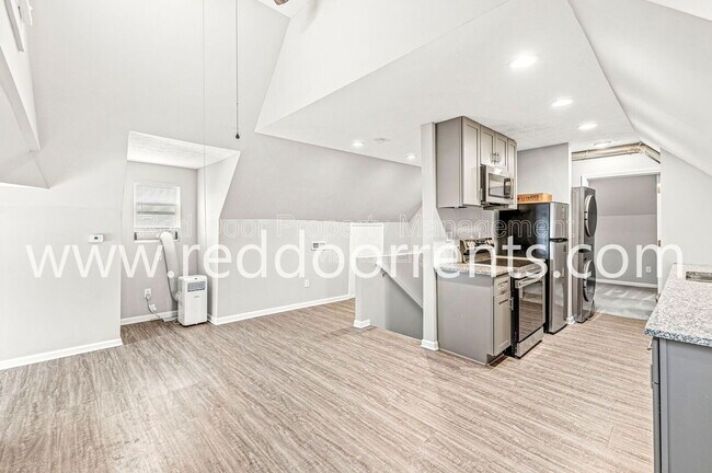 Building Photo - 2345 N Kenwood Ave