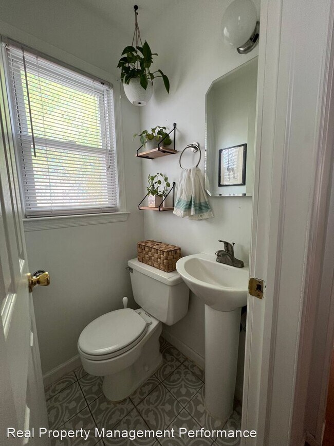 Building Photo - 3 br, 1.5 bath House - 1A Retford Avenue