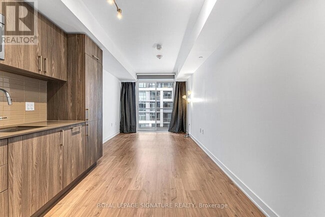 Building Photo - 27 Bathurst St