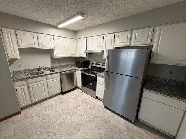 Foto del edificio - 4 Bedroom Apartment in Central MHK - Near Aggieville!