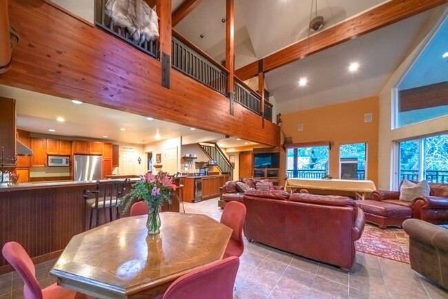 Foto del edificio - Amazing fully furnished lodge style home n...