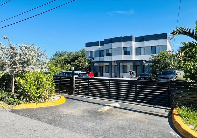Foto del edificio - 309 NW 7th Ct