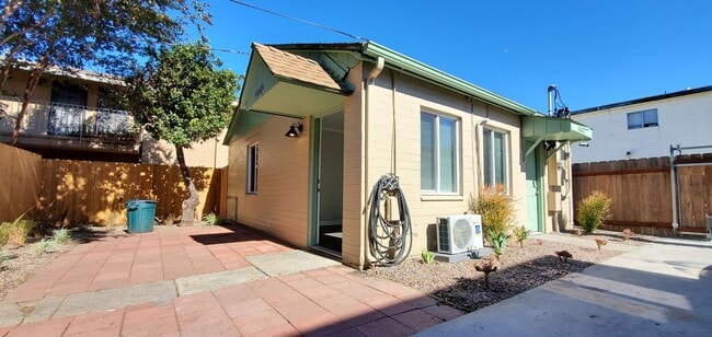 Building Photo - Beautiful 1 bedroom 1 bath Spanish Style Home