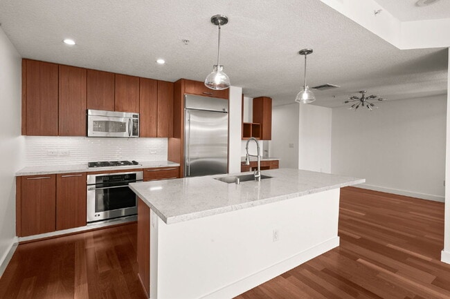 Building Photo - "Stylish 1-Bedroom Condo with Stunning Views in Vibrant San Diego!"