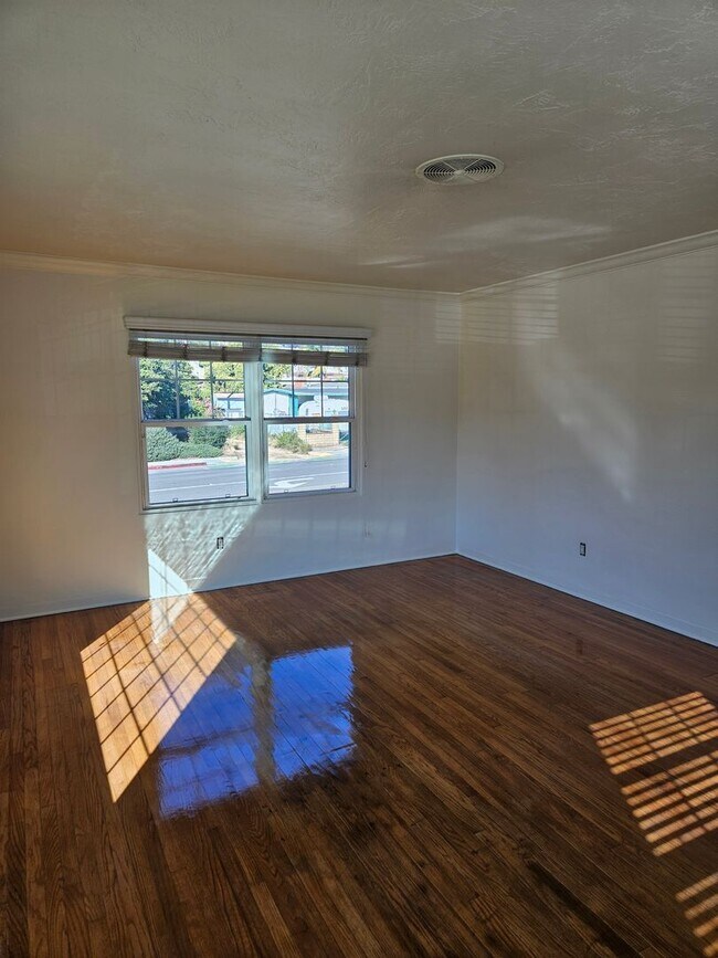 Building Photo - Charming 3/2 In Point Loma