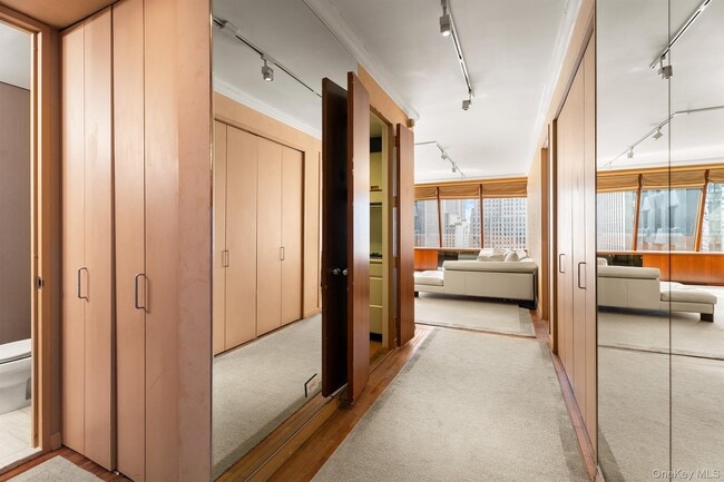 Building Photo - 15 W 53rd St