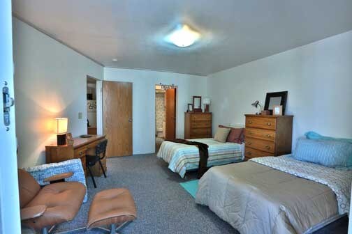 https://images1.apartments.com/i2/U59SMtapAF2HLfUBIU41ia7ckf7XdYLrkgSOm97hIVQ/117/roundhouse-apartments-madison-wi-interior-photo.jpg