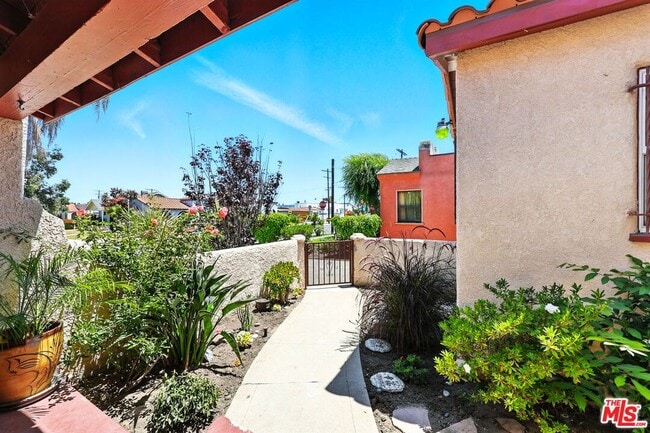 Building Photo - 8853 S Halldale Ave