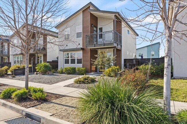 Foto del edificio - Charming Meriam Park Home with Backyard & Garage