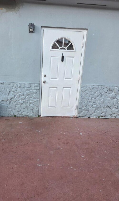 Foto principal - 359 W 12th St