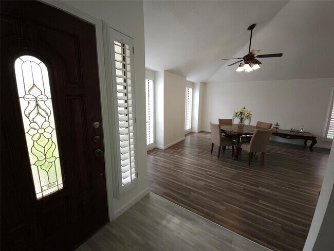 Foto del edificio - 703 Meadow Creek Dr