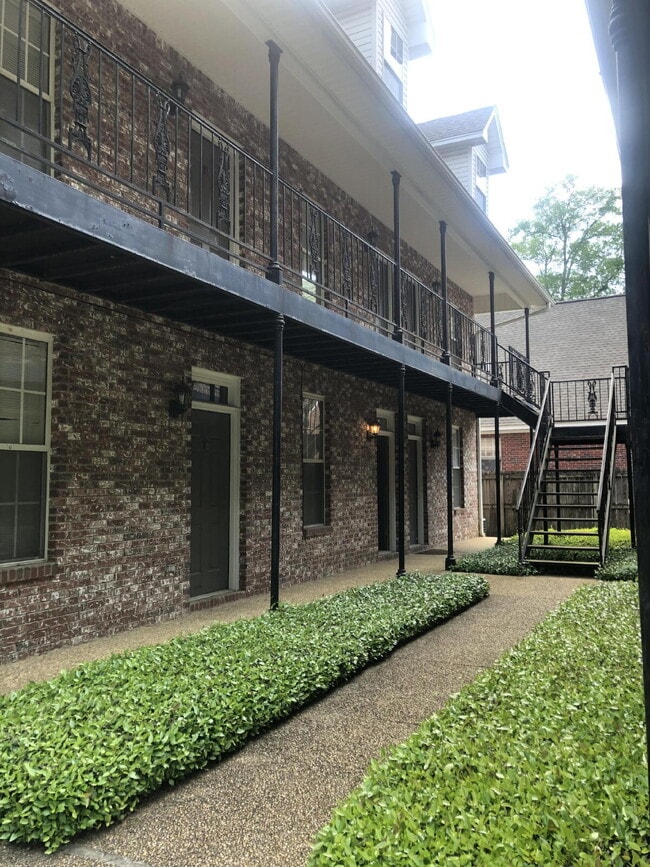 Foto del edificio - Spacious 2-Story Townhome-Style Apt on S. Montgomery | 2 Bed 2.5 Bath Near MSU