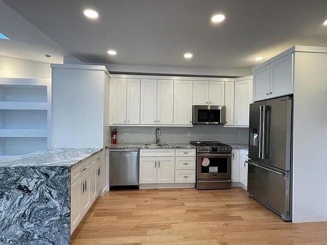 Building Photo - 9009 Riverside Pl