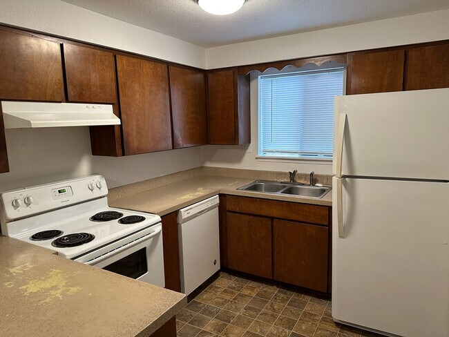 Building Photo - 105 W 12th Ave