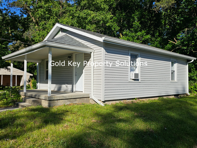 Building Photo - Completely Updated 2 Bedroom/1 Bath (Secti...