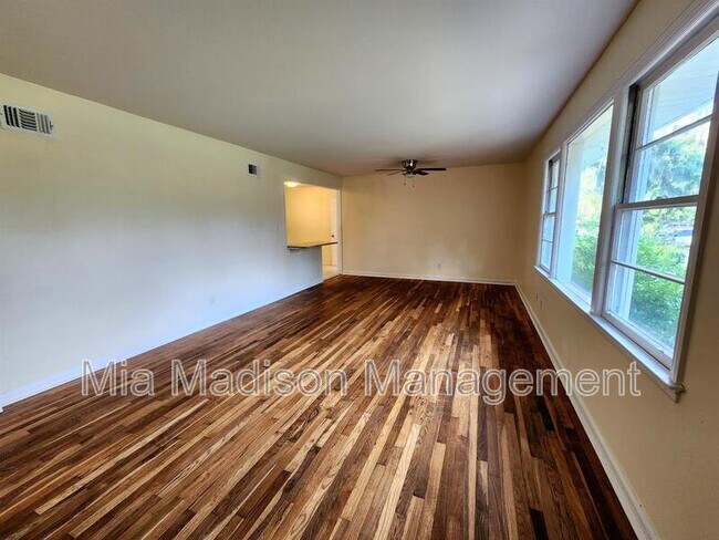 Foto del edificio - 2108 E 65th St