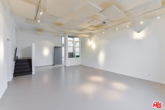 Building Photo - 558 Rose Ave