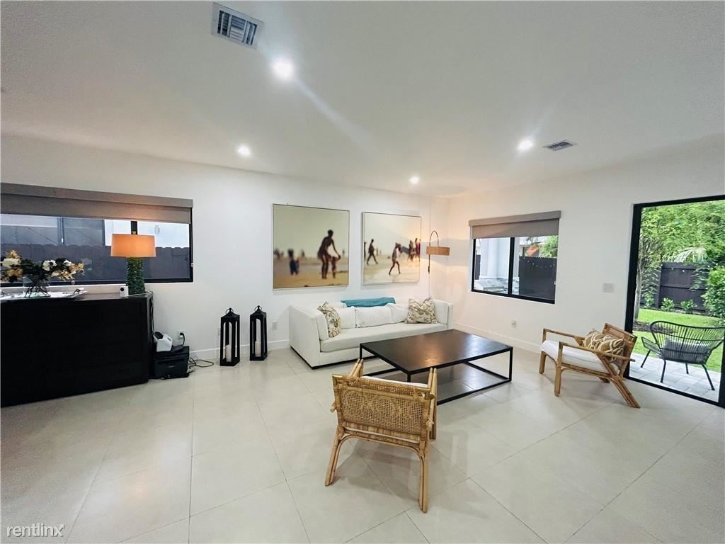 Primary Photo - 3 br, 3.5 bath Townhome - 310 SW 9th St # 1