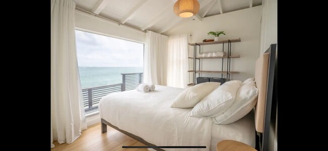 Foto del edificio - Fully furnished, stunning oceanfront home ...