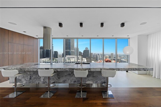 Foto del edificio - 1300 Brickell Bay Dr