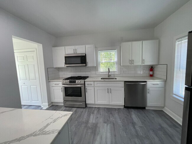 Building Photo - Brand New 5 bedroom 2 Bathroom