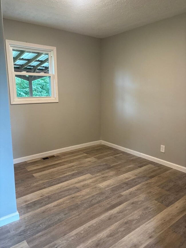 Building Photo - 3 Bedroom 2 Bath 1 Car Garage