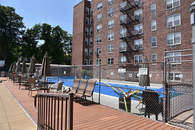 Foto del edificio - 5440 Little Neck Pkwy