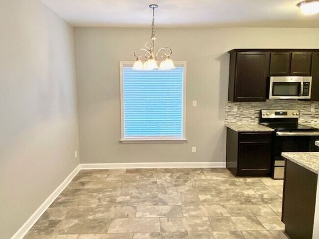 Foto del edificio - Now Leasing A 3bed/2.5bath Home In Southea...