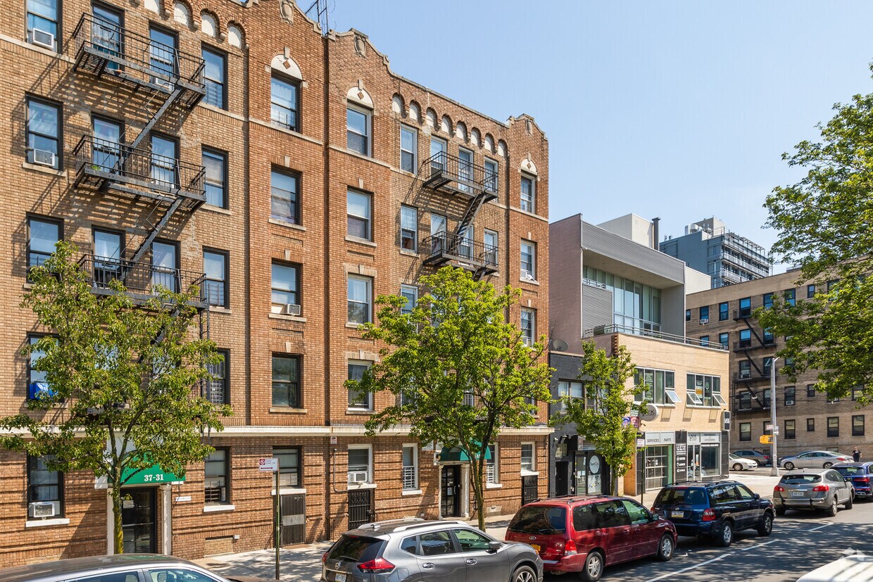 Foto principal - 3735 Crescent St