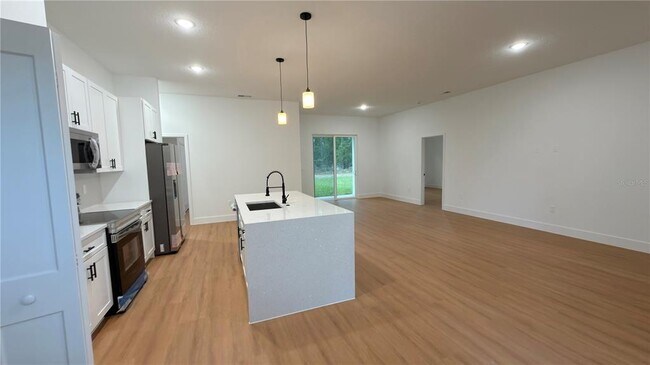 Foto del edificio - 7250 N Freeport Cir