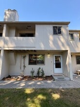 Building Photo - 1050 NE Butler Market Rd