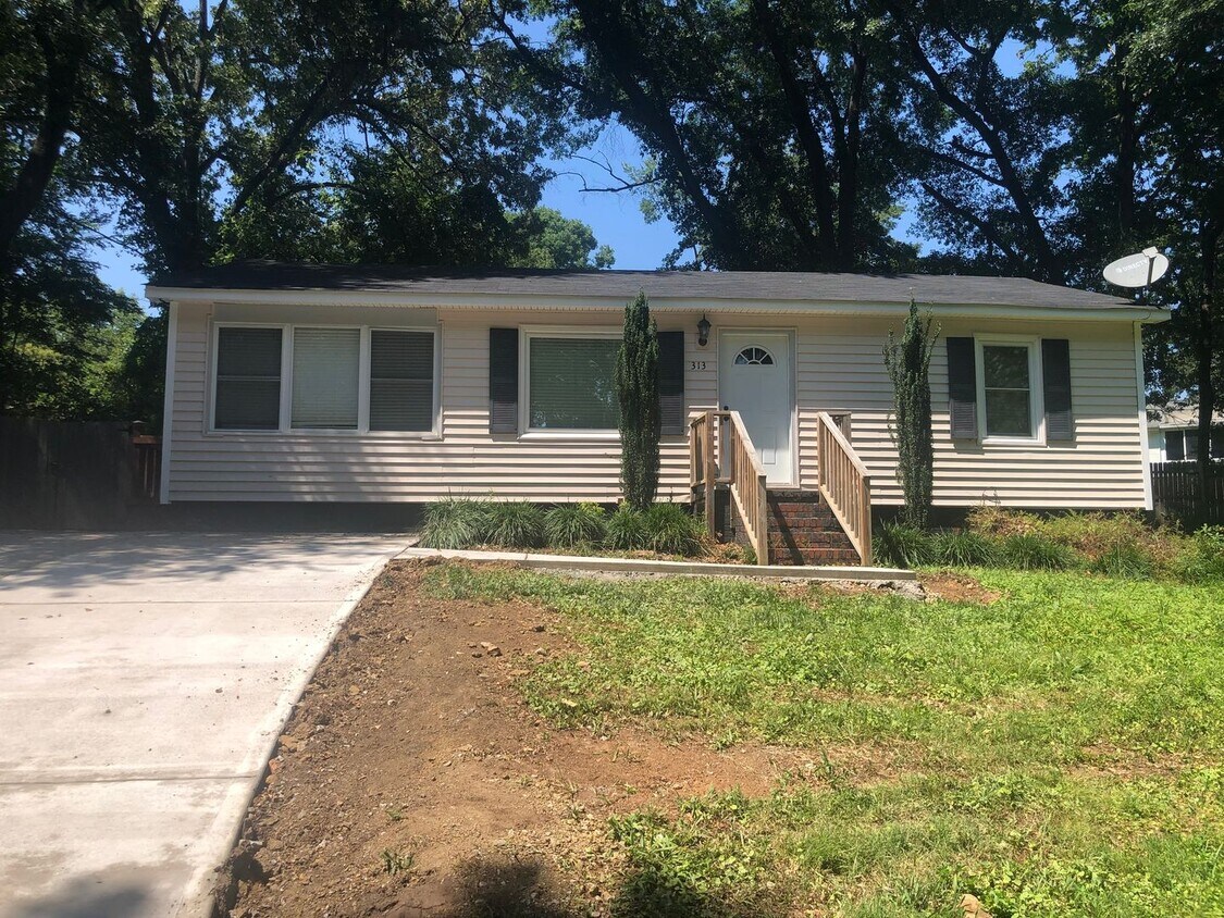 Primary Photo - Pet-friendly, inviting home with open floo...