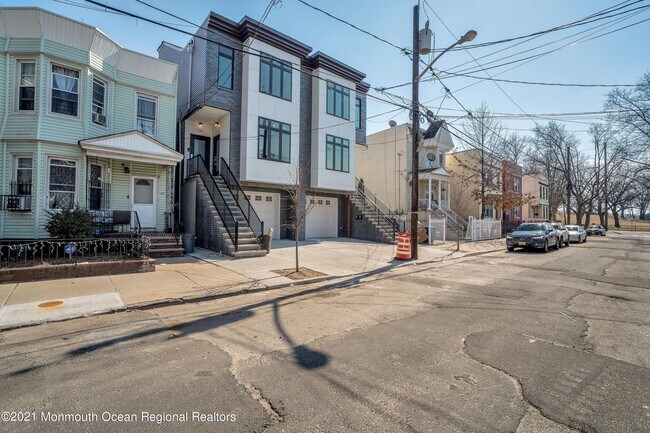 Foto del edificio - 206 FREEMAN Ave
