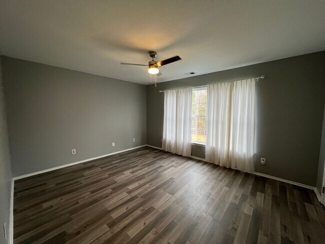 Foto del edificio - 4 Bedroom Home in Mallard Creek Area