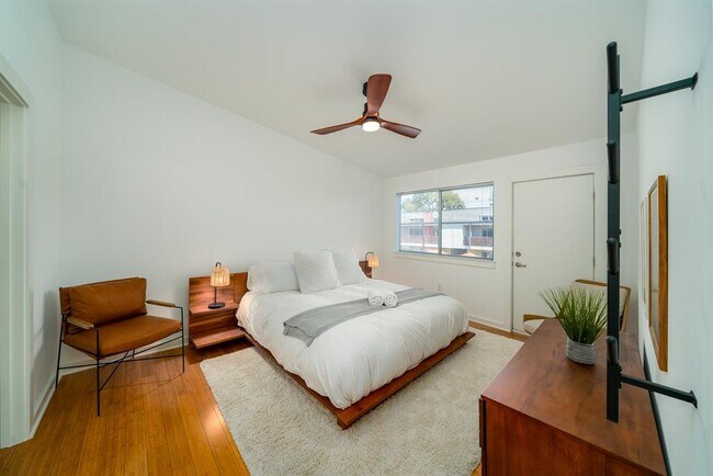 Foto del edificio - 2200 Dickson Dr