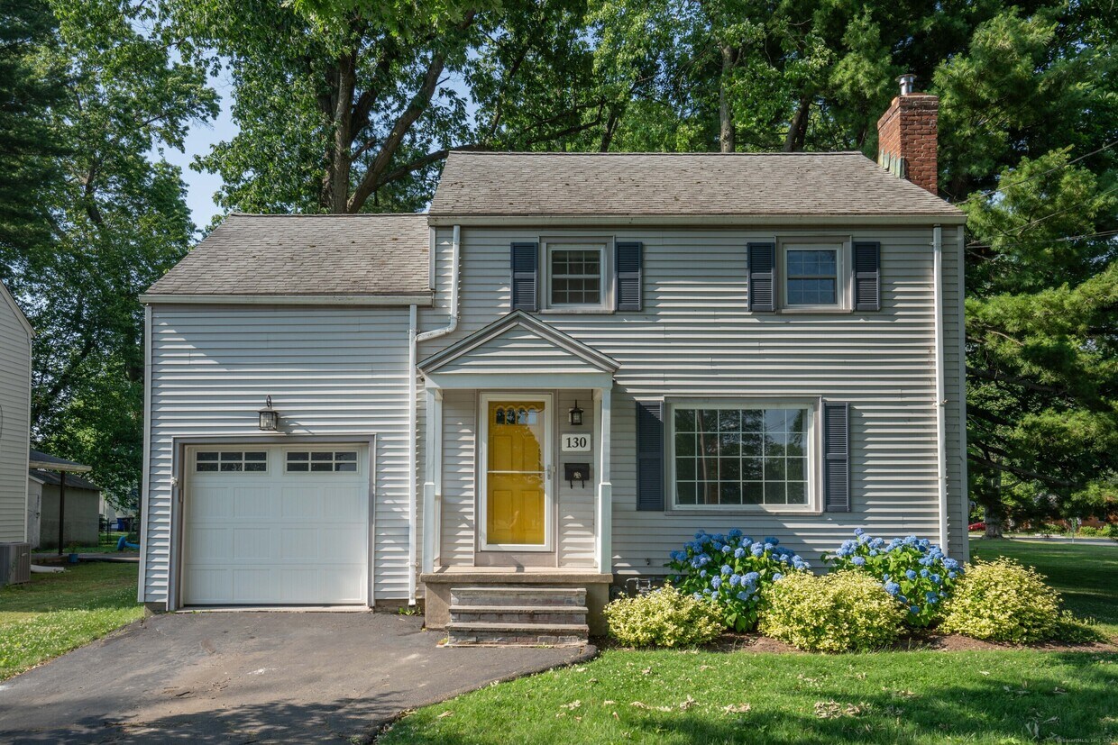 Primary Photo - 130 Hampton Ave