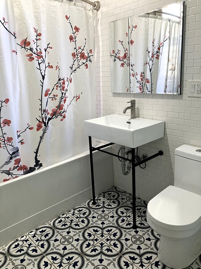 Bathroom - 1323 N Artesian Ave