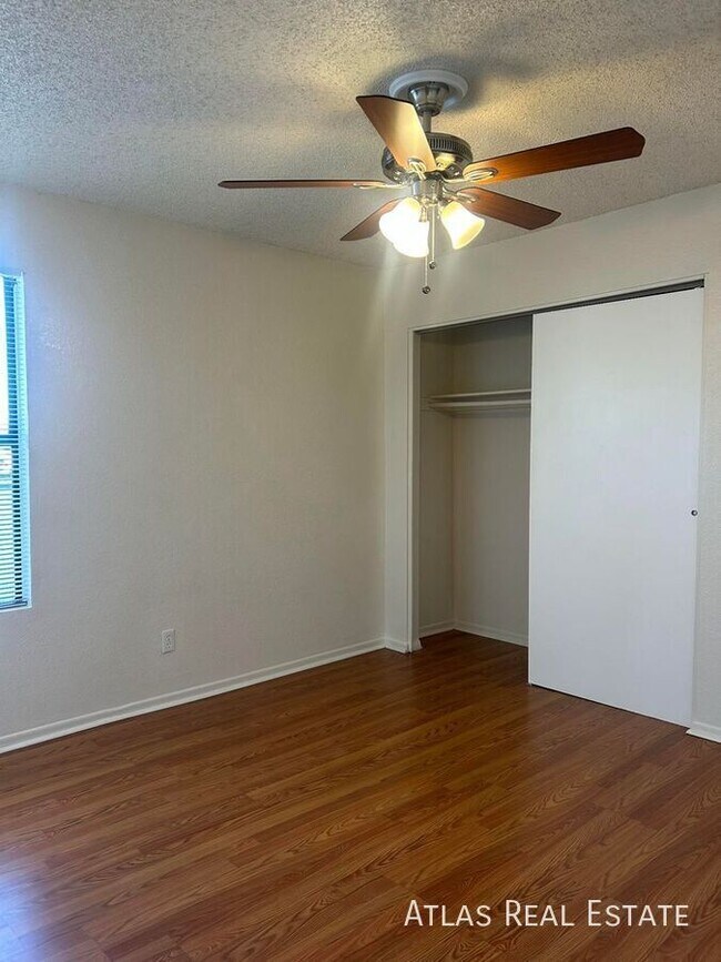 Foto del edificio - 465 W Ivyglen St