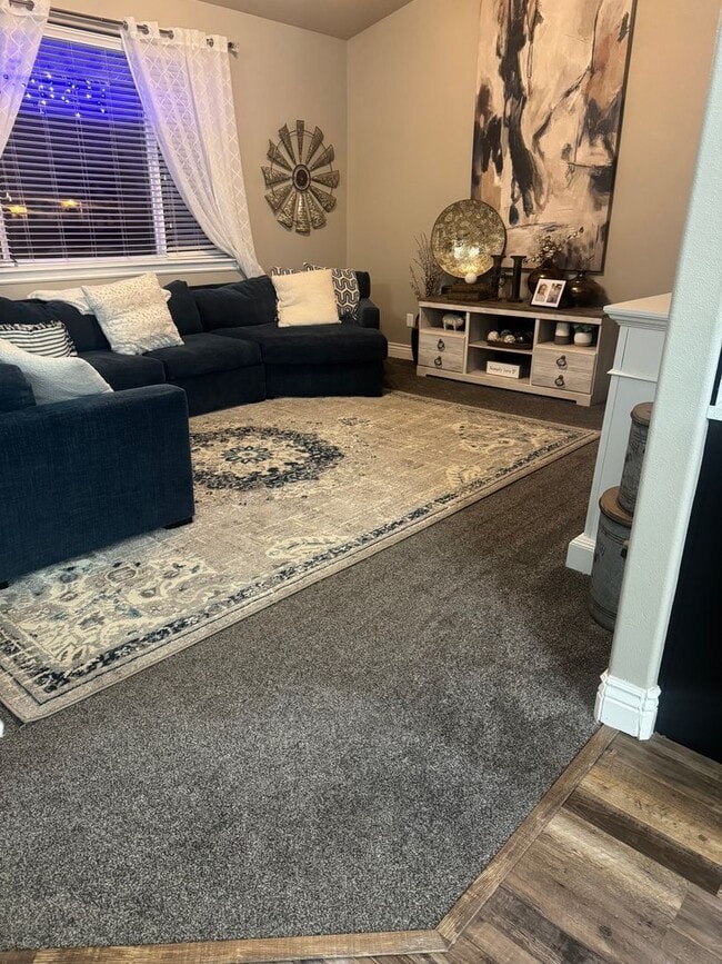 Building Photo - 5 bedrooms 3.5 bathrooms in Sugar City