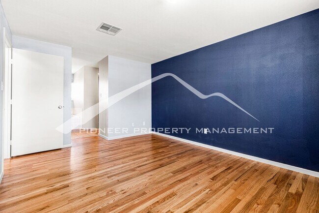 Foto del edificio - Spacious Home with Updated Kitchen and Fen...