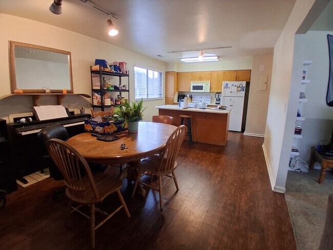 Foto del edificio - 769 N 200 E