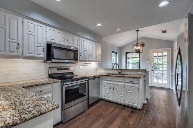 Building Photo - 1108 Richland Oaks Dr