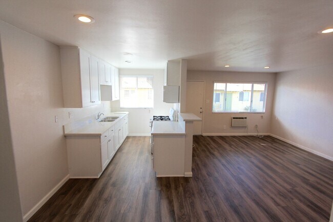 Foto del edificio - DON'T LIVE BELOW ANYONE...NEWLY REMODELED UNITS AND COMMUNITY