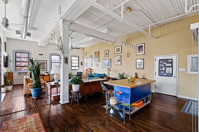 Building Photo - 429 N 13th St