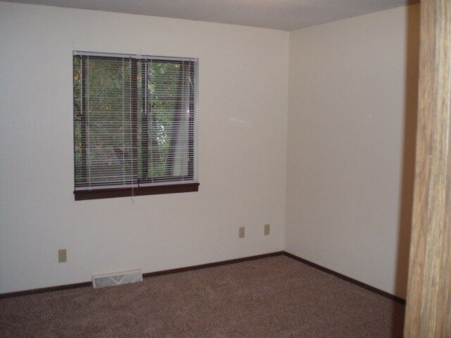 Building Photo - 529 Douglas Ave